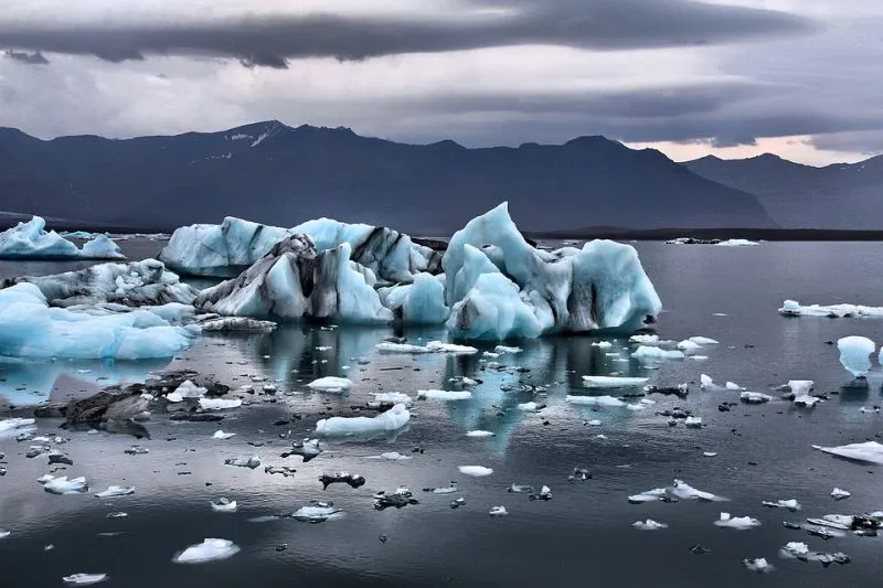 Symboliczne pożegnanie „martwego” lodowca Okjokull na Islandii to smutny znak czasów