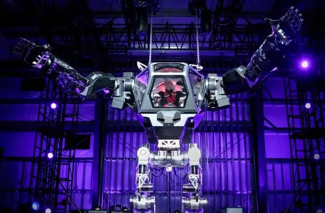 Szef Amazonu zasiadł za sterami ogromnego mecha (wideo)