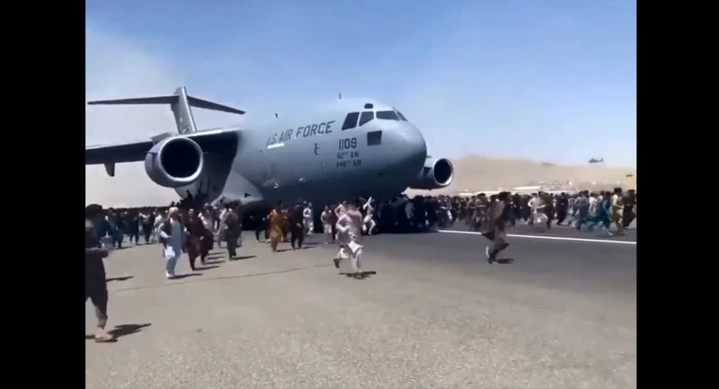 Dantejskie sceny w Kabulu. Ludzie chwytali się odlatującego samolotu (wideo)