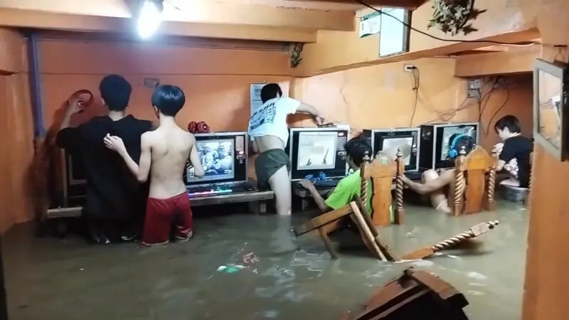 Nie przestali grać mimo powodzi i wody za kolana. Kafejka internetowa wciąż działała