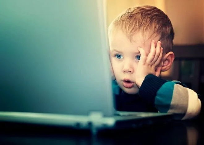Czaty, gierki, wóda, narkotyki – tego dzieci szukają w necie