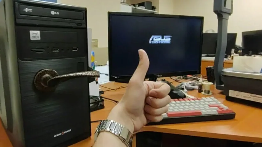 Co powiecie na komputer uruchamiany klamką do drzwi?