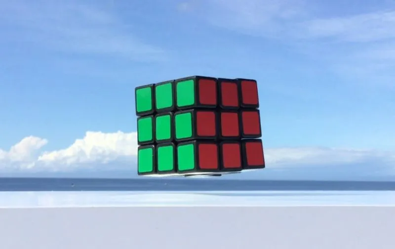 Ta kostka Rubika rozwiązuje się, lewitując. To nie magia