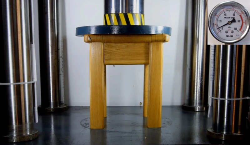 Krzesło z dębu kontra 100 i 500 ton nacisku. Zaskakujące rezultaty (wideo)