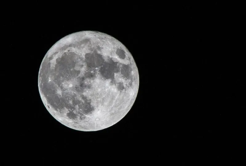 Księżyc mógł przez miliardy lat wysysać wodę z atmosfery Ziemi