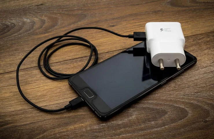 Czeka nas ujednolicenie ładowarek do smartfonów? Tego chce Unia Europejska i Apple może mieć z tym problem