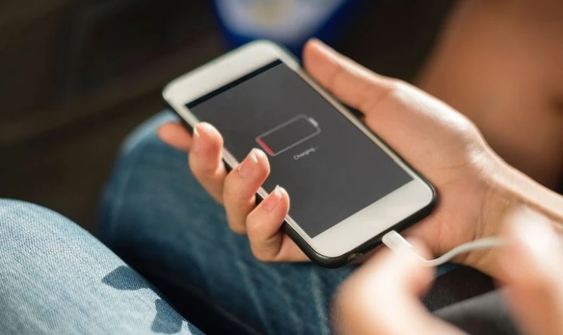 Apple ma problem. Przepisy UE uderzą w złącza ładowania iPhone’ów