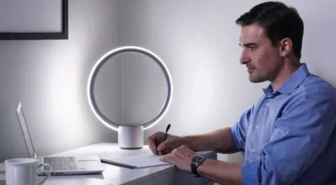 Lampa General Electric z asystentką Amazonu