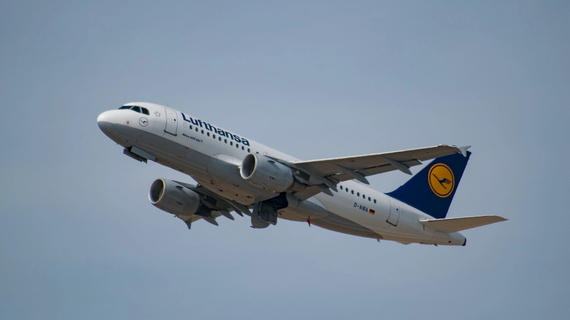 Nie, Lufthansa nie zakazuje AirTagów w bagażu, ale…