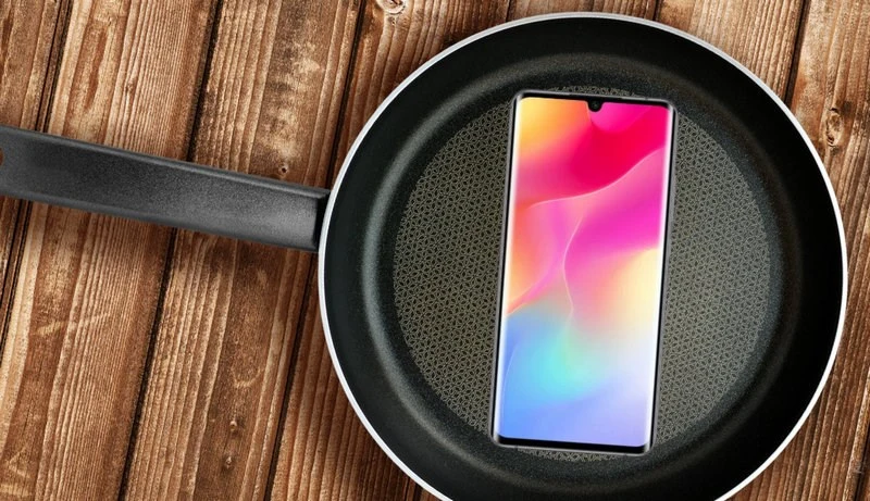 Producenci smartfonów oszaleli. Ludzie szukają kompaktowych urządzeń, a oni produkują patelnie