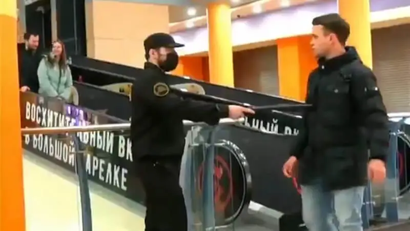 Rosyjski sposób na maseczki. Dzięki temu prankowi wszyscy chętnie je noszą [wideo]