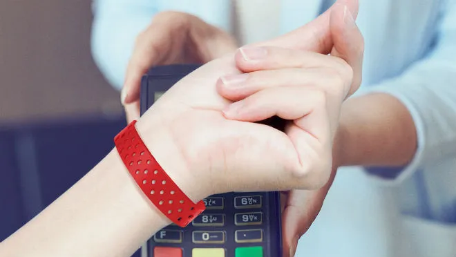 mBank rozdaje darmowe opaski do płatności zbliżeniowych