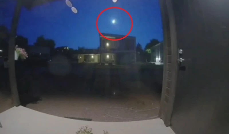 Spektakularne widowisko na niebie. Ognista kula to meteor, który spadł do lasu