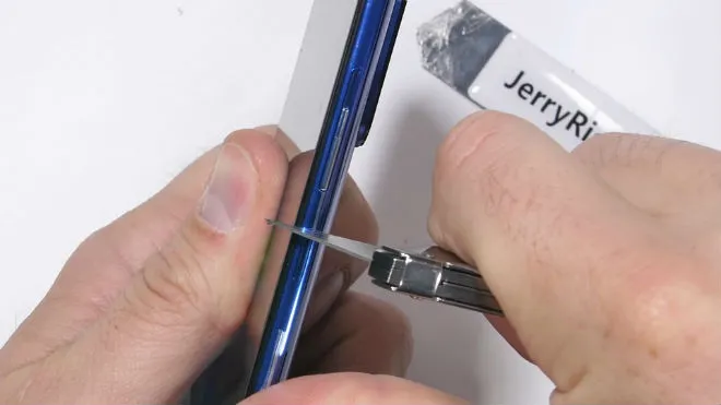 Xiaomi Mi 9 w teście wytrzymałości