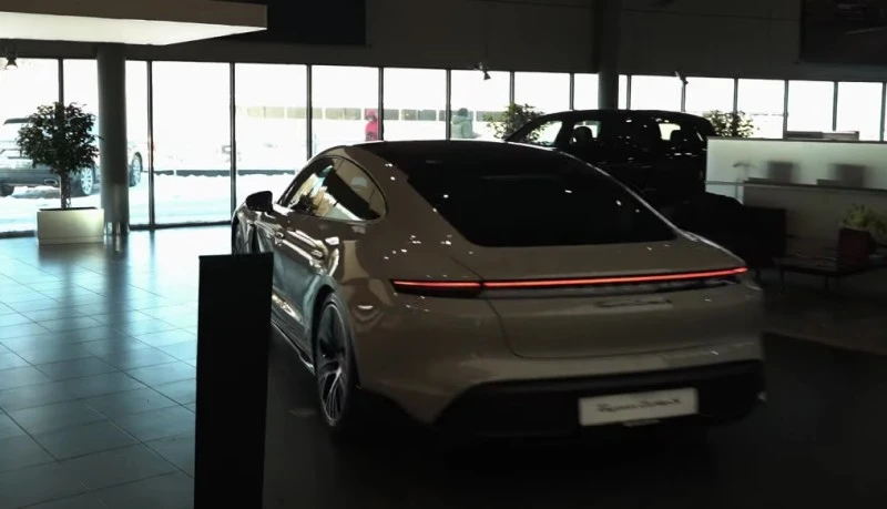 Youtuber celowo rozbił Porsche Taycan. Wcześniej spalił drogiego Mercedesa