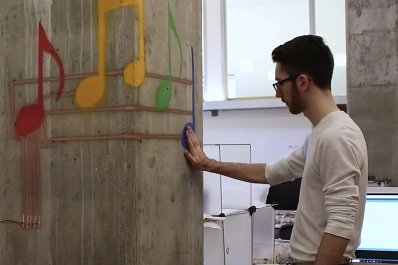 Farba w sprayu pozwala zamienić każdą powierzchnię w powierzchnię interaktywną