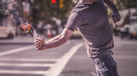 Zostali wykryci przez firmę antywirusową. Obrzucili siedzibę koktajlami Mołotowa