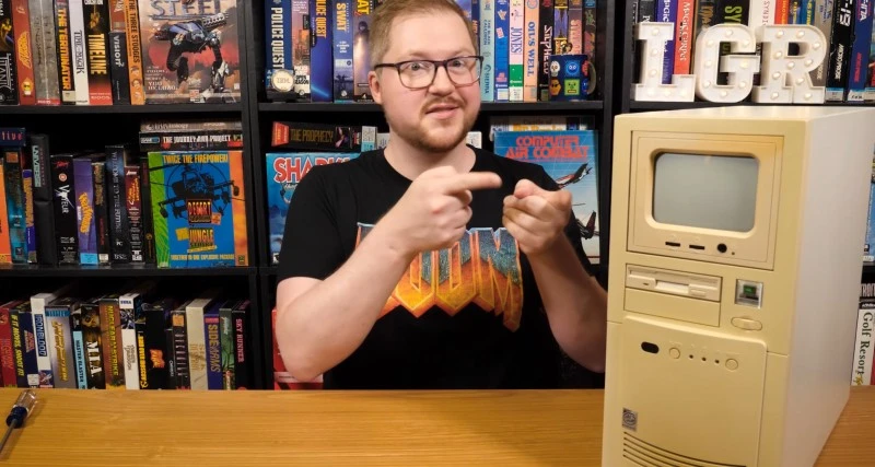 Zapomniana technika: monitor CRT montowany w obudowie z 1997 roku