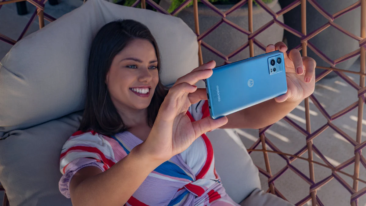 Debiutuje smartfon  moto g72. Mocna bateria, ekran pOLED i aparat 108MP w rozsądniej cenie