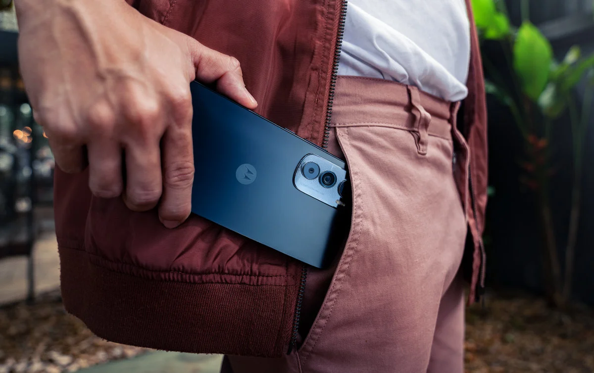 Nowa Motorola w polskich sklepach. Świetny ekran i niezłe aparaty