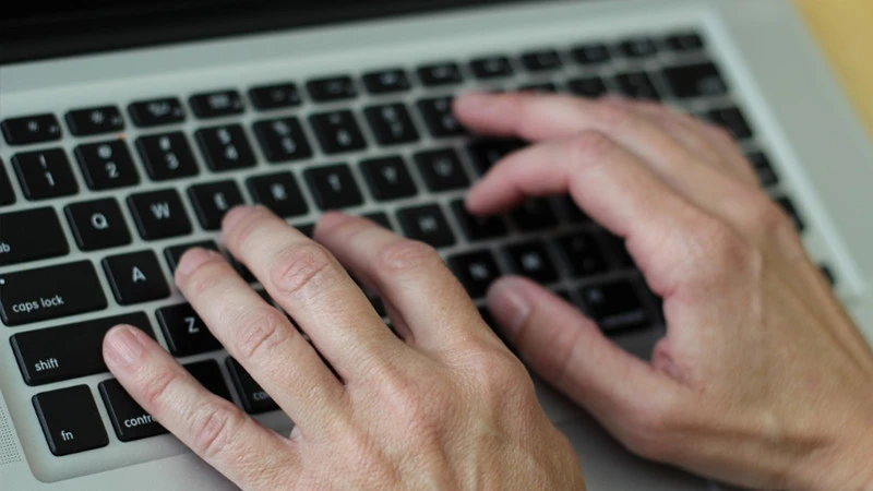 Prawie 40% Amerykanów doświadczyło nękania i mowy nienawiści w sieci