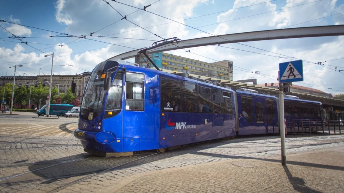 Wrocław: pijany fałszywy kanar skanował pasażerom karty płatnicze