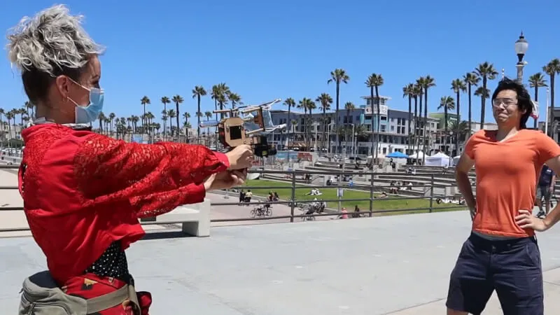 Mgnienie oka i maseczka na twarzy. Zwariowany miotacz hitem YouTube