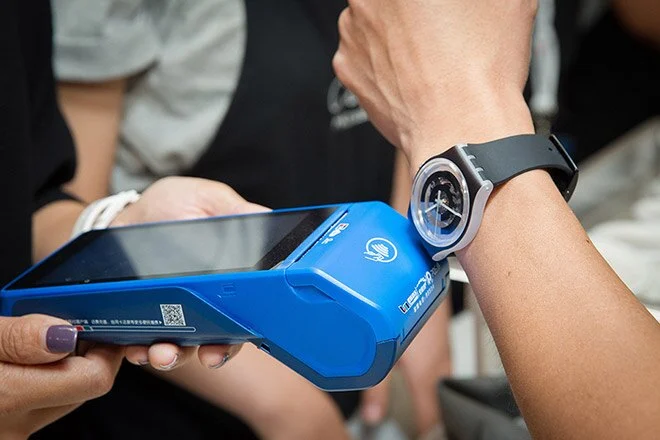 Płatności SwatchPAY! debiutują w Polsce. Płać wygodnie zegarkiem