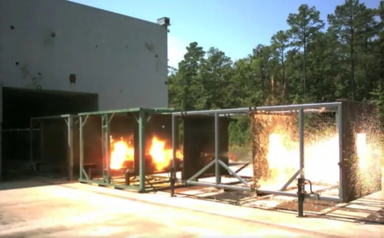 Ten pocisk hiperdźwiękowy leci z prędkością 8575 km/h, siejąc zniszczenie (wideo)