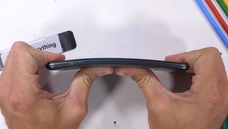 Czy plastik może być wytrzymały? Sprawdza to test wytrzymałości Pocophone F1