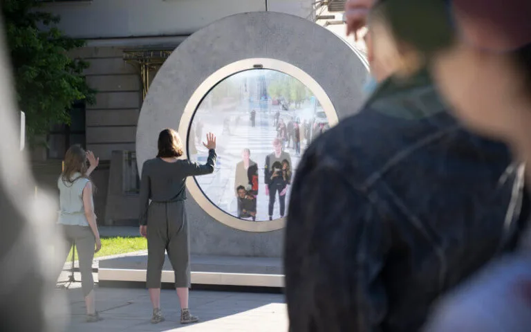 Lublin i Wilno połączone portalami w środku miast. Można niemal dotknąć drugiej strony