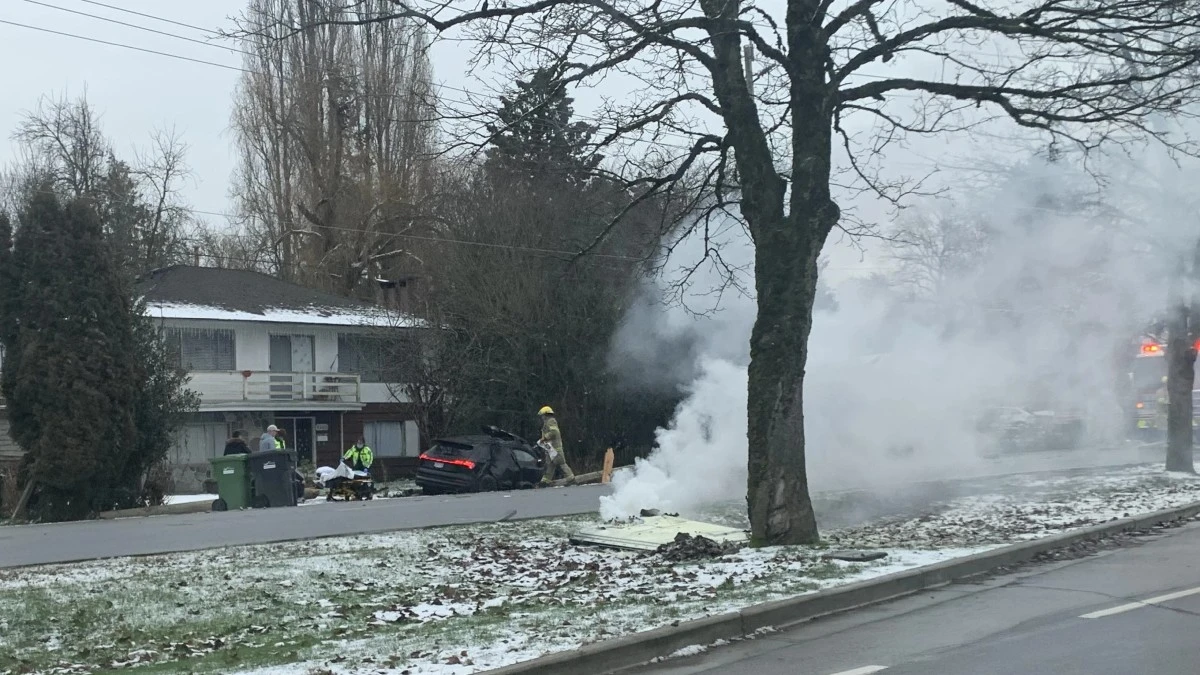 Elektryczne Audi e-Tron miało kolizję. Płonącą baterię katapultowało poza auto