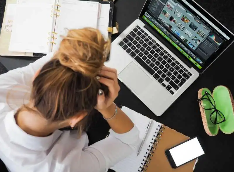 Bezmyślnie scrollujesz Facebooka? Zobacz jak radzić sobie z prokrastynacją