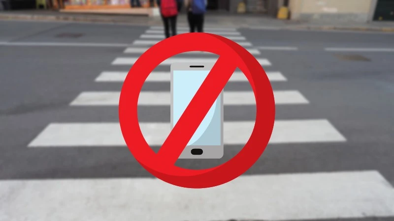 Rząd chce karać Polaków za pisanie SMSów i odbieranie telefonu na pasach