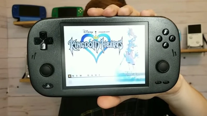 PlayStation 2 jako konsola przenośna. Moder poszedł na całość (wideo)