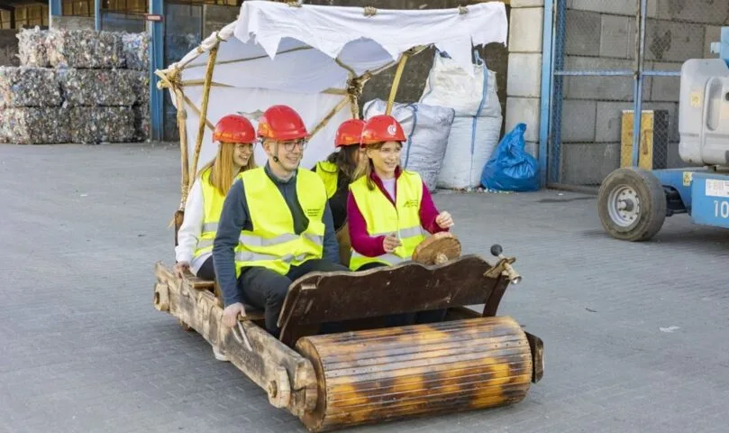Studenci zbudowali pojazd Flinstonów i zebrali fundusze dla Ukrainy