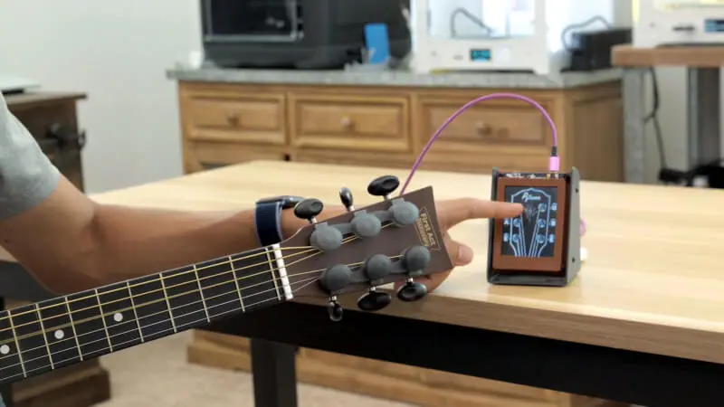 Stroik Adafruit PyPortal PyTuner – dla majsterkowiczów i miłośników gitary