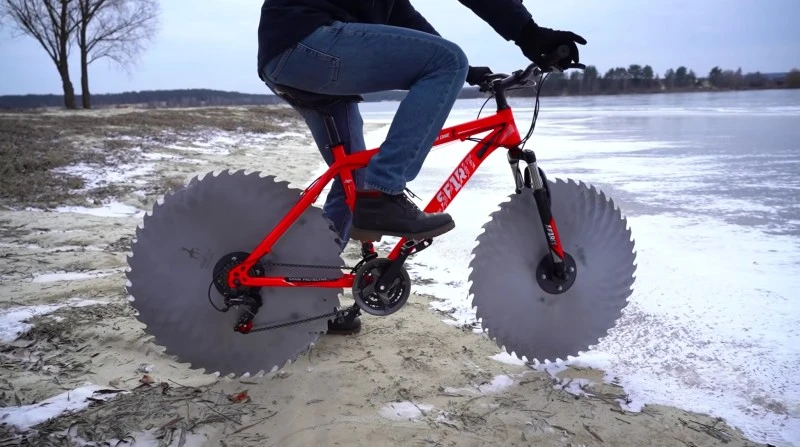 Jeździł rowerem po lodzie. Zamiast kół miał tarcze od piły (wideo)