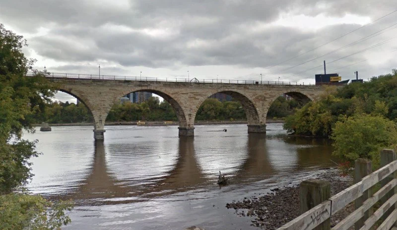 Mężczyzna wpadł do zamarzniętej rzeki. „Mapy Google mi kazały”