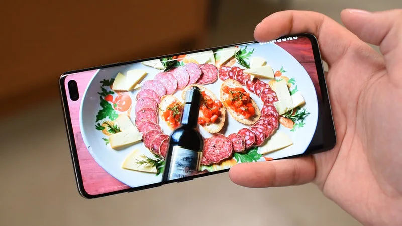 Skaner linii papilarnych w Galaxy S10 został oszukany za pomocą banalnej sztuczki