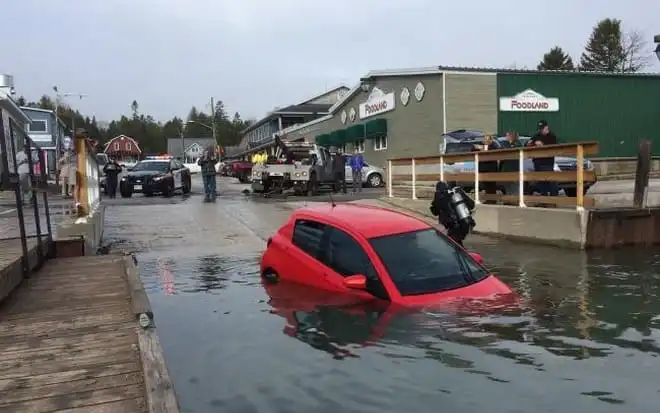 Kobieta słuchała poleceń GPS. Wjechała samochodem do wody
