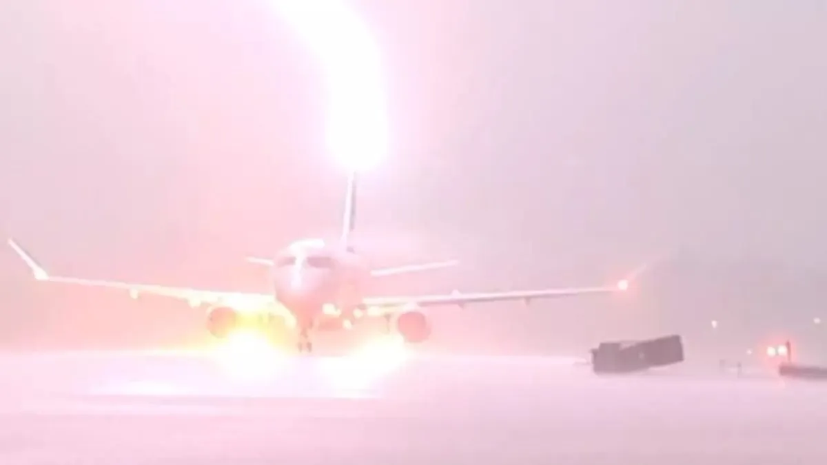 Piorun uderzył w samolot z pasażerami. Przerażające nagranie