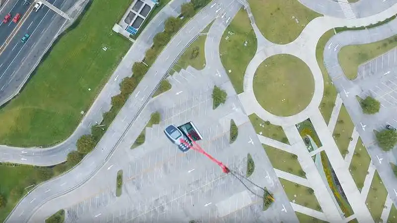 Samsung Galaxy S10 vs Nokia 3310 – który z zawodników przetrwa upadek z 300 metrów?