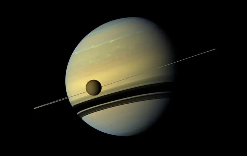 Jeden z księżyców Saturna oddala się od niego znacznie szybciej niż sądzono