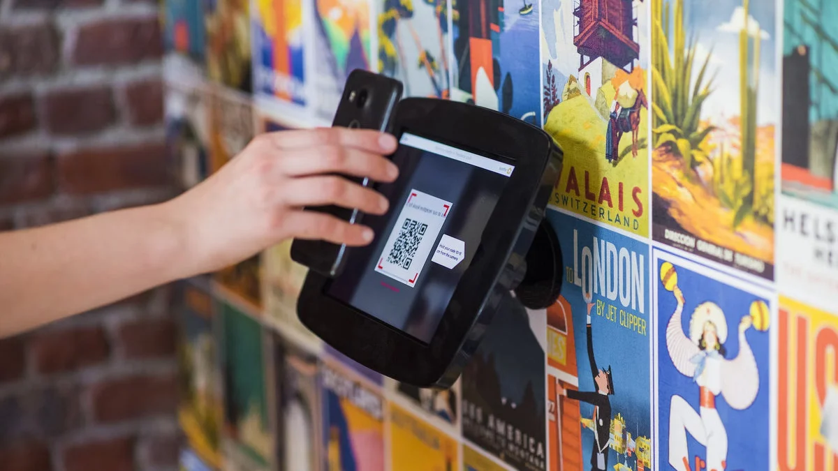 Polacy masowo skanują kody QR. Skąd ich popularność?