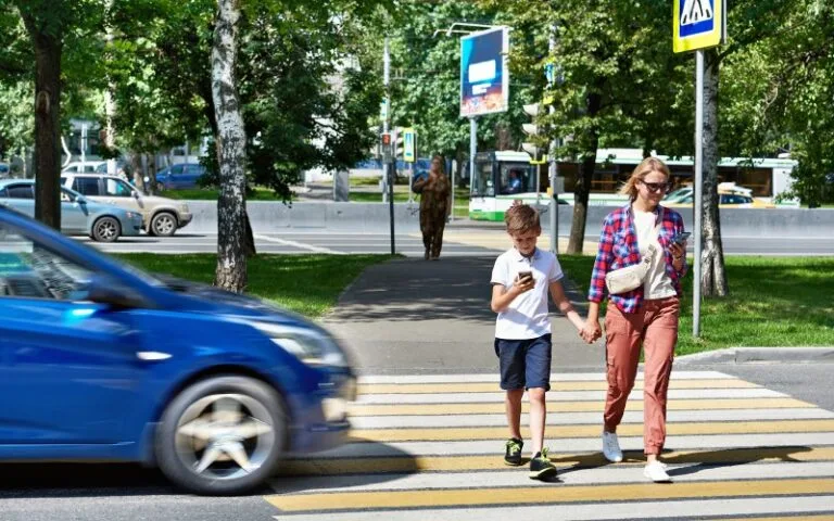 Wgapiasz się w smartfon, gdy chodzisz? Testowana przez Google funkcja Cię za to skarci
