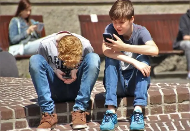 Zakaz smartfonów dla dzieci w szkole stał się faktem. W trosce o ich zdrowie