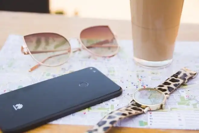 Smartfon na wakacjach. Jak z niego korzystamy?