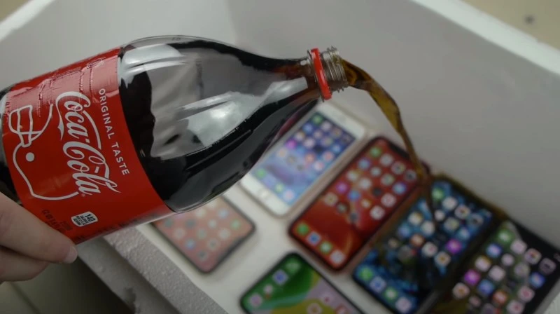 Co się stanie gdy zalejesz telefon colą? (wideo)