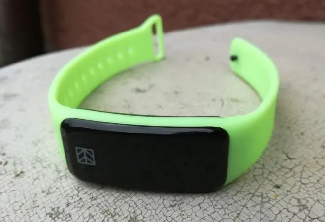 Test inteligentnej opaski z Biedronki – Hykker SmartyFit 2
